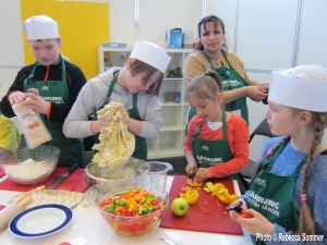 Mirela bringt KIndern im FEZ  (Kinderkochschule) Roma Gerichte aus Serbien bei.